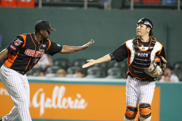 이닝을 마무리 지으며 하이파이브를 하고 있는 유먼 강민호 선수